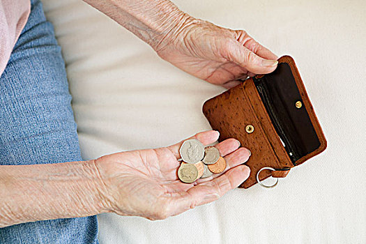 特写,老女人,计算,硬币