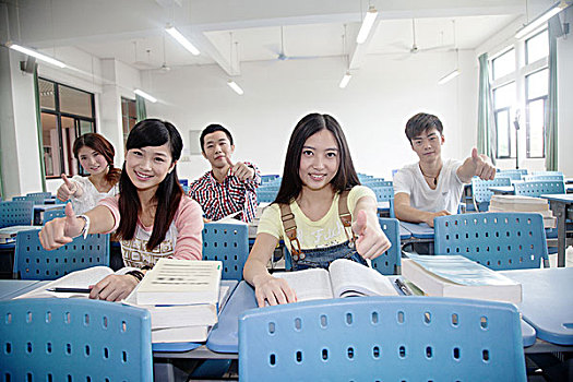 大学生在教室学习