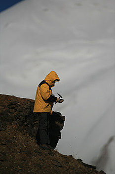 青海,可可西里,青海省最高峰布格达坂峰下科学家在进行地质采样