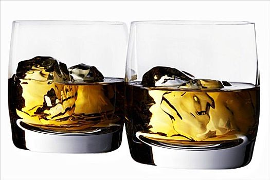两个,玻璃杯,威士忌酒,冰块
