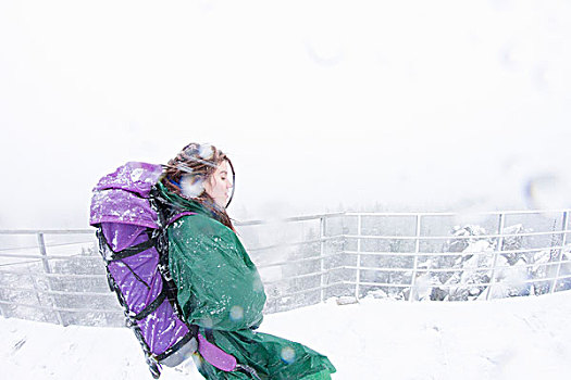 美女,远足,防水,衣服,山,注视,暴风雪