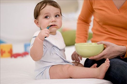 婴儿,坐,吃,蜜饯,女人,背景,绿色,碗