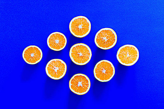 高处,橙子片,放置,形状,蓝色背景,背景