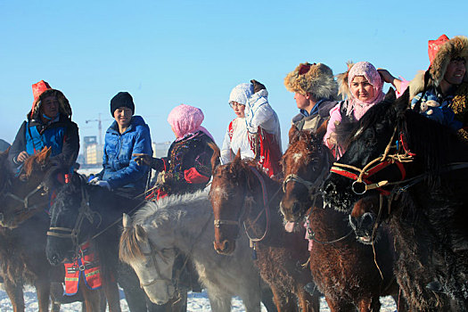 新疆巴里坤,冬日里盛装的哈萨克族的马背上的运动