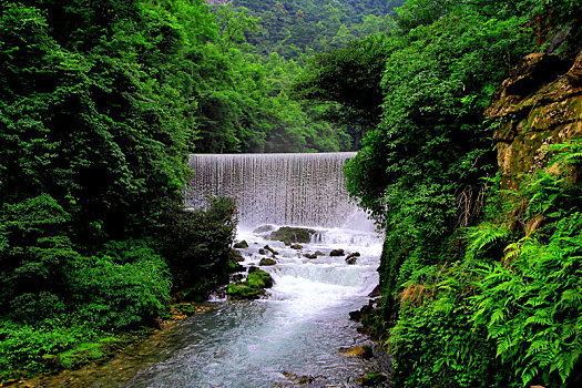贵州小七孔月牙瀑布