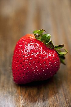 草莓,木质背景