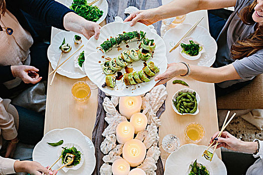 俯视,四个人,分享,食物,盘子,寿司,桌面布置,庆贺