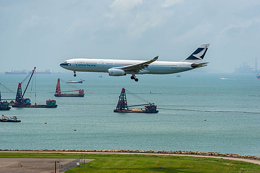 一架香港国泰航空的客机正降落在香港国际机场