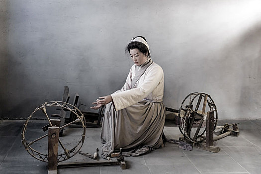 中国山东省招远淘金小镇女工纺线雕塑
