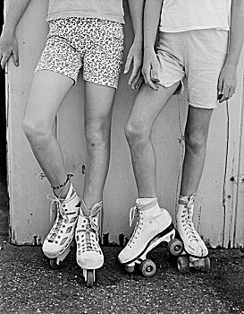 腿,两个,小,女孩,短裤,局部,腰部,正面,老,车库,门,对称,北加州,美国,夏天,2009年