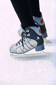在冰上滑冰的脚部特写
