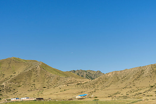 中国新疆夏季蓝天白云下g217独库公路沿途高山戈壁风景