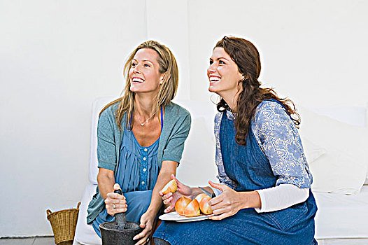 两个女人,做饭,在家
