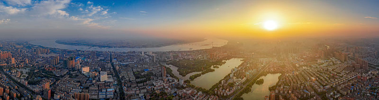 夕阳下的荆州城区很美丽