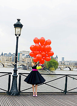 美女,桥,穿,黑色,衬裙,连衣裙,粉色,腰带,拿着,束,红色,气球