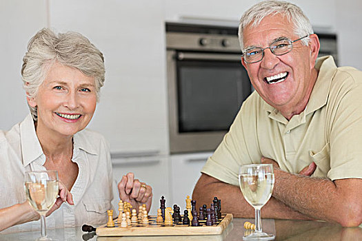 微笑,老年,夫妻,玩,下棋,白葡萄酒