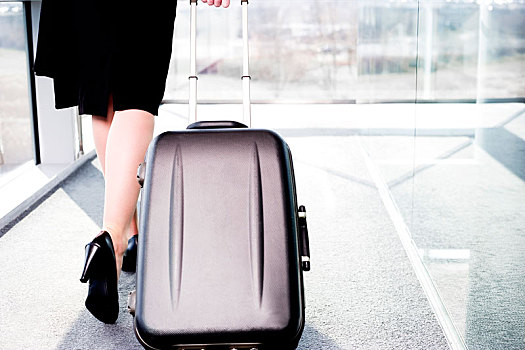 职业女性,旅行,拉拽,手提箱,室内,车站,机场
