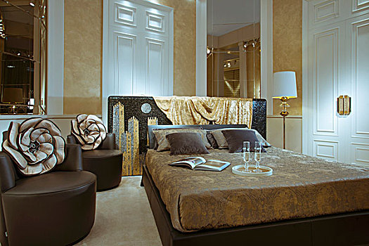 双人床,靠近,褐色,设计师,皮革,扶手椅,高,室内,门,结构,金色,粉饰灰泥,墙壁