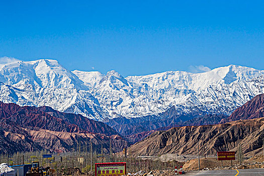 新疆,雪山,红山石,蓝天