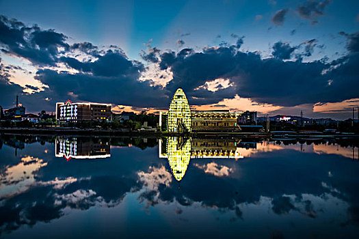 全景,建筑群,高楼,河,灯,夜景,夕阳,倒影,云霞,乌云,城市夜景,草,剪影,风光,水面,奇景