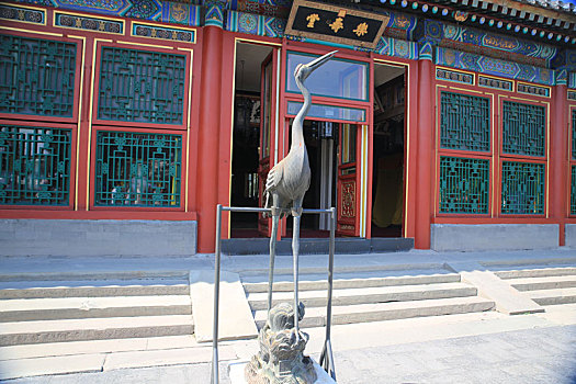 北京皇家园林颐和园乐寿堂前铜鹤