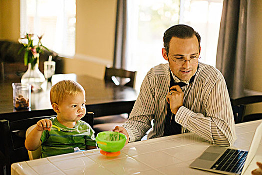 父亲,孩子,儿子,厨房用桌,吃饭,早餐,穿戴,领带,看,笔记本电脑