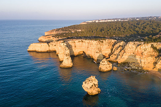 航拍葡萄牙南部阿尔加维海岸线悬崖日出景色