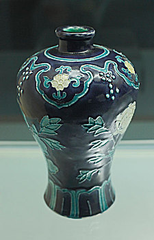 景德镇窑仿法华釉折枝花卉纹瓶,十六世纪