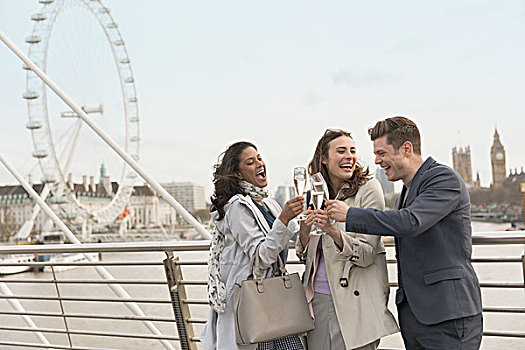 热情,微笑,朋友,庆贺,祝酒,香槟,城市,桥,靠近,千禧轮,伦敦,英国