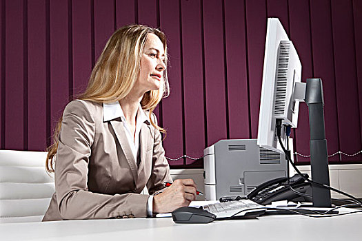 职业女性,台式电脑