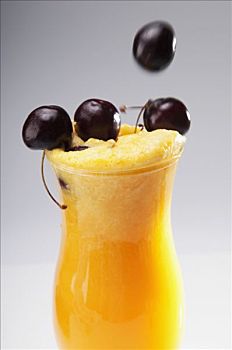 特写,玻璃杯,橙汁,黑樱桃