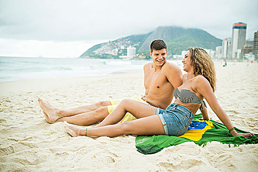 年轻,情侣,坐,巴西国旗,伊帕内玛海滩,里约热内卢,巴西