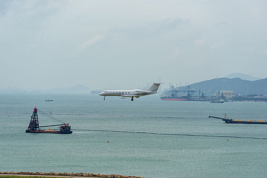 一架美国湾流航天生产的私人飞机正降落在香港国际机场