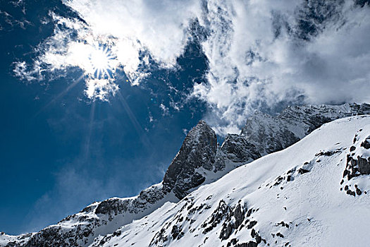 雪山太阳