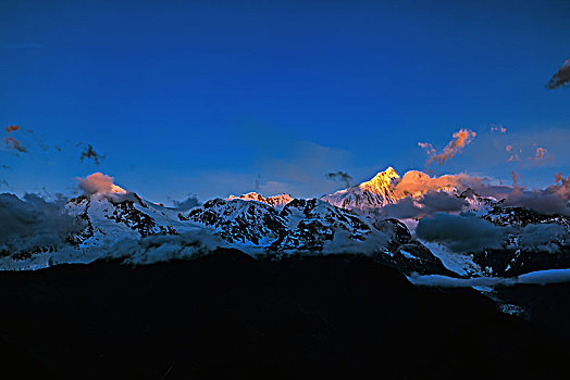 日照金山