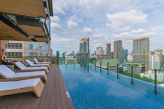 泰国曼谷豪华酒店无边泳池与城市天际线
