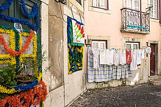 葡萄牙,里斯本,街景,靠近,墙壁,城堡,建筑,洗衣服,悬挂,干燥,彩带,装饰,房子