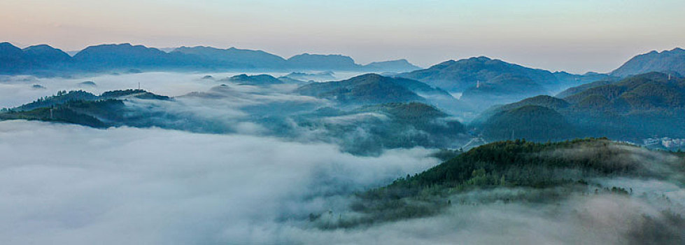 山区晨雾如幻境