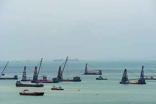 远眺海上正在扩建香港国际机场施工的船只