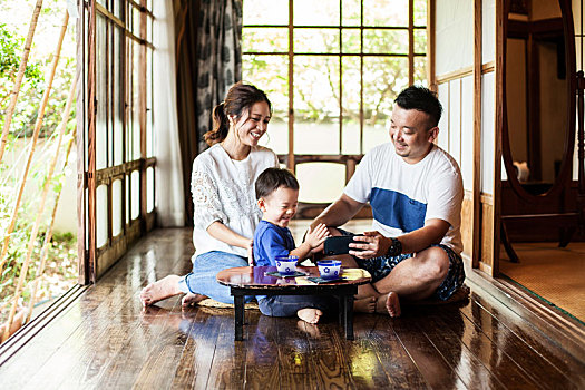 日本人,女人,男人,小男孩,坐在地板上,门廊,传统,日式房屋,喝,茶