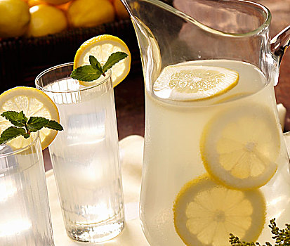 两个,玻璃杯,柠檬水
