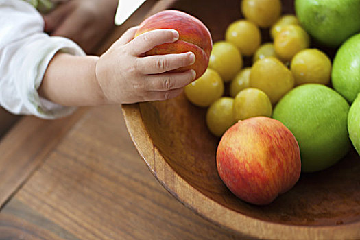 小孩,1岁,女孩,抓,水果,碗