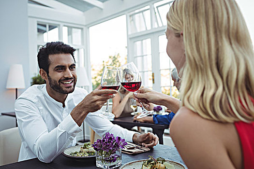 情侣,祝酒,葡萄酒杯,食物,餐馆