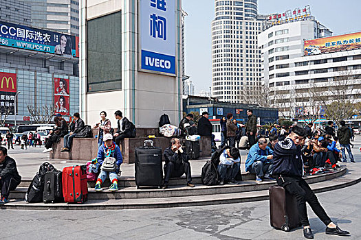 清明小长假,上海火车站确保旅客安全有序的乘车