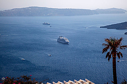 希腊航行在圣托里尼伊亚岛屿间的邮轮