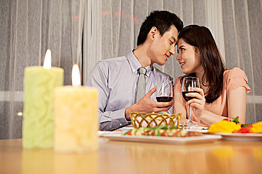 青年夫妇的浪漫晚餐