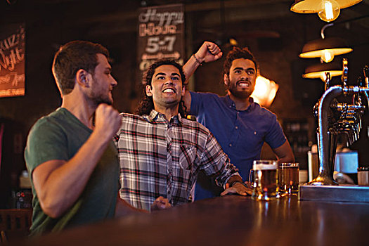 群体,男性,朋友,看,足球赛,酒吧