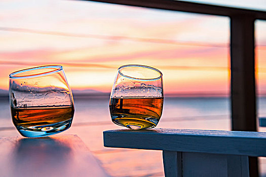 两个,玻璃杯,威士忌酒,海洋,日落