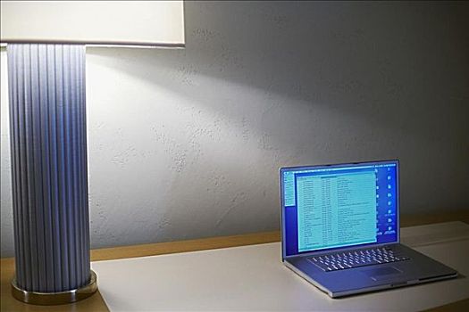 俯拍,笔记本电脑,旁侧,灯罩