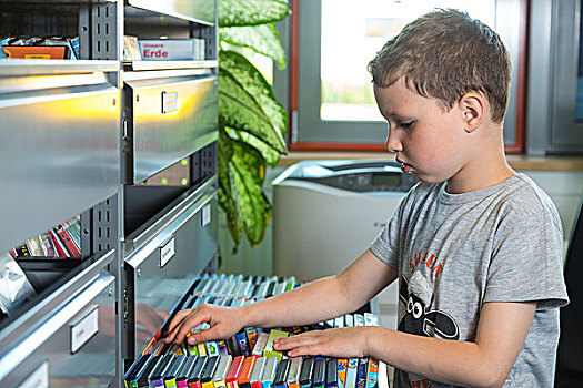 男孩,7岁,看,电影,dvd,架子,媒体,图书馆,城市,萨克森,德国,欧洲